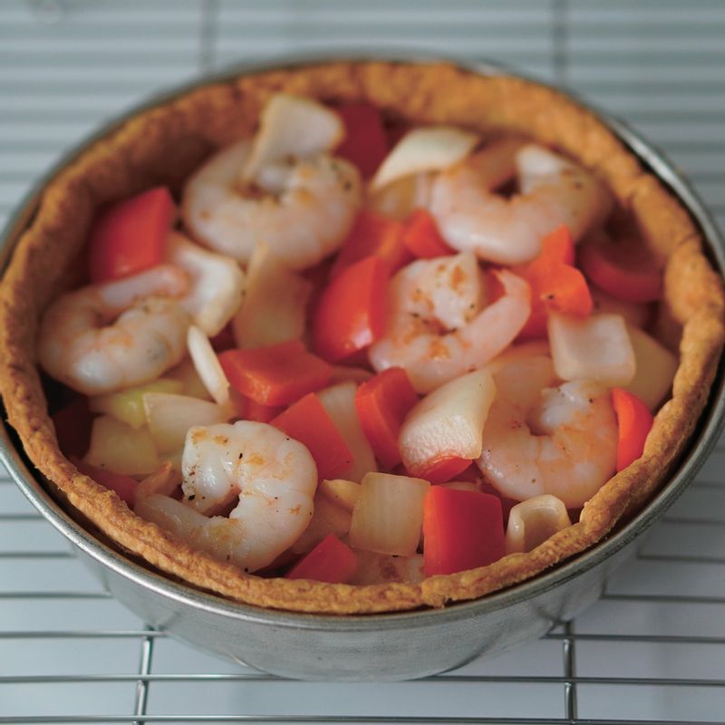 쉘 굽기를 마친 순서2의 반죽 위에 새우,파프리카,양파를 깔아준 뒤 준비해둔 순서3의 아파레이유를 부어주세요.
(tip. 아파레이유는 파트브리제 반죽보다 익는 속도가 빠르기 때문에 처음부터 충전물과 같이 굽게 되면 파트브리제 반죽이 덜 익게 되므로 파트브리제 반죽을 먼저 구워주는 쉘 굽기가 필요해요.)