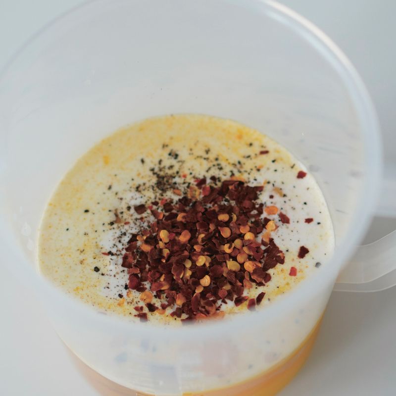 전란, 달걀노른자, 푸팟퐁커리 소스, 코코넛 밀크, 소금, 후추, 크러쉬드 레드페퍼를 잘 섞어 아파레이유를 만들어주세요.
(tip. 코코넛 밀크 대신 우유나 생크림을 사용해도 됩니다.)