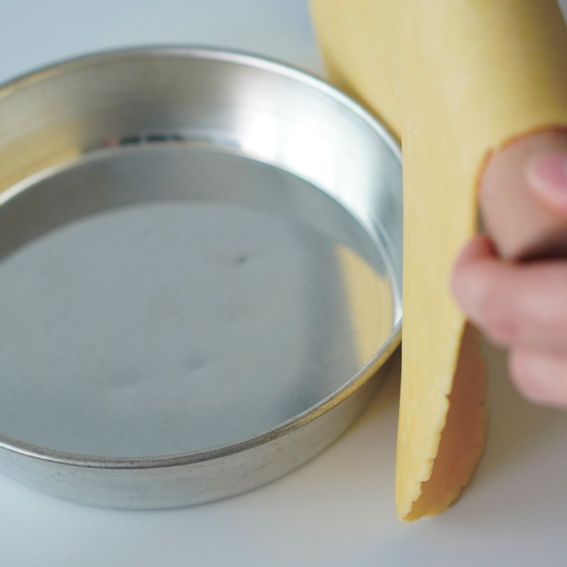 준비해둔 파트브리제 반죽(살레베이킹 서적 182쪽 참고)을 3mm 두께로 밀어 편 후 틀의 모서리 부분을 꼼꼼하게 채워준 뒤 가장자리를 정리하고 냉장고에 넣어 잠시 휴지시켜주세요.
(tip. 틀에 파트브리제 반죽을 팬닝한 뒤 냉장고에 넣어 휴지시켜 수축을 방지합니다.)