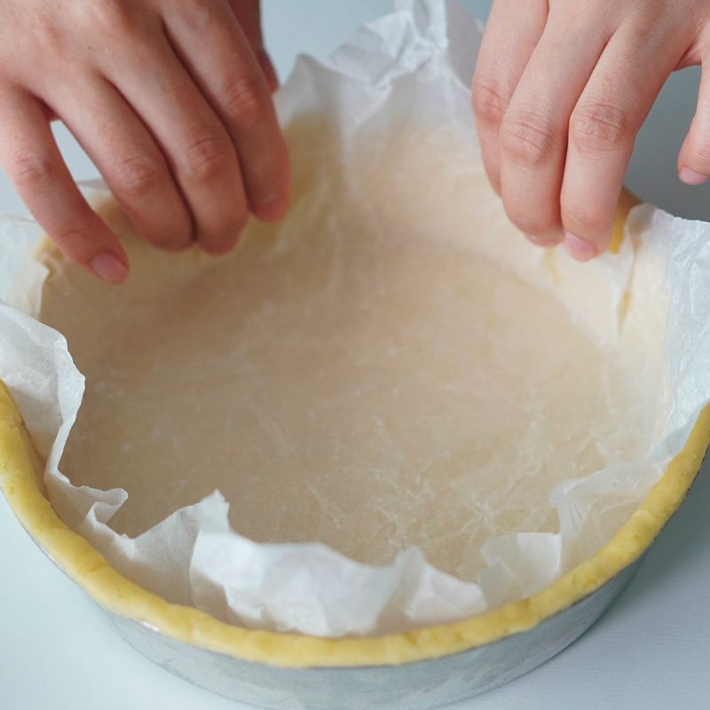 순서1의 반죽 위에 종이호일을 깔고 누름돌을 올려 170도로 예열한 오븐에 20분 동안 구워준 뒤 누름돌을 제거하고 5분 동안 더 구워주세요.