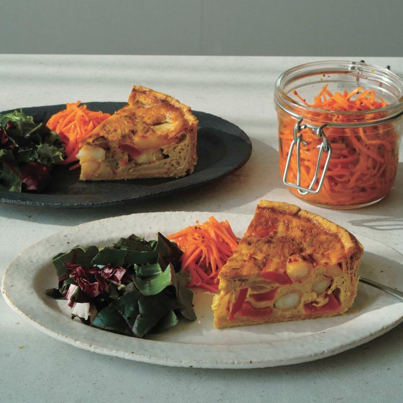 탱글한 식감의 쉬림프 커리 키슈를 즐겨보세요!