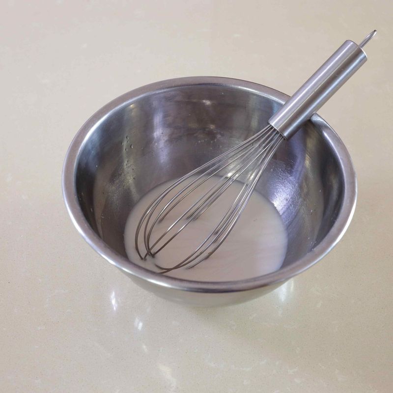 1. 물에 계량한 이스트를 넣고 섞은 뒤 우유와 설탕, 소금을 추가해 잘 저어주세요.
2. 순서1에 강력분을 넣고 날가루가 없어질 때까지 가볍게 섞어주세요.
3. 순서2를 랩으로 꼼꼼하게 감싼 후 실온에 15분 동안 그대로 둡니다. 숙성된 반죽을 꺼내어 반죽해주세요. (이때, 무염버터 20g을 추가하여 함께 반죽합니다.)