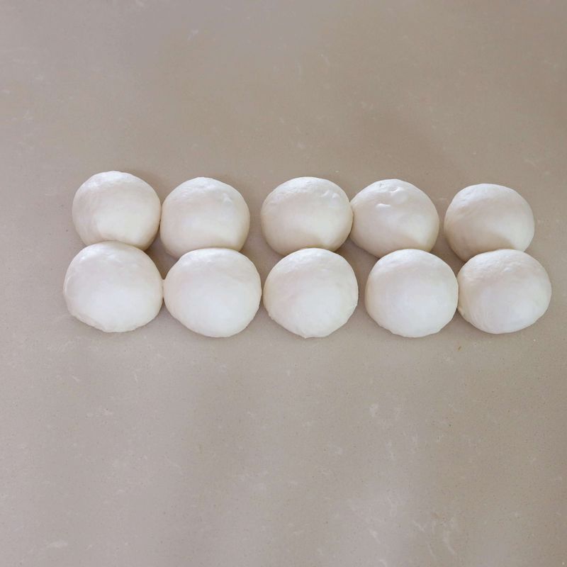 6. 1차 발효를 마친 반죽을 10개로 나눈 후 동글리기를 하고 랩이나 젖은 면포를 덮어 실온에서 약 15분간 중간 발효해주세요.