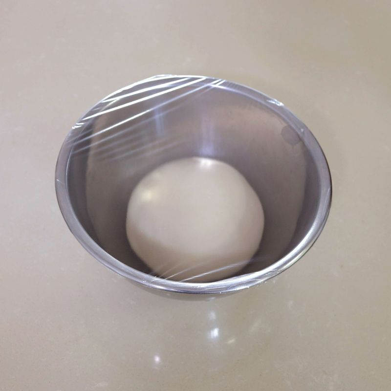 4. 볼에 반죽을 넣고 랩이나 젖은 면포를 덮어 반죽이 마르지 않도록 해주세요.
5. 순서4를 실온에 두고 반죽의 부피가 약 2~3배가 되도록 약 1시간 정도 1차 발효해주세요.