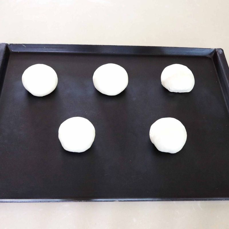 8. 일정한 간격으로 띄워 팬에 반죽을 놓고 매끈한 면이 위로 가도록 해주세요.
9. 반죽의 표면이 마르지 않도록 랩으로 덮고 부피가 2배가 될 때까지 2차 발효해주세요.