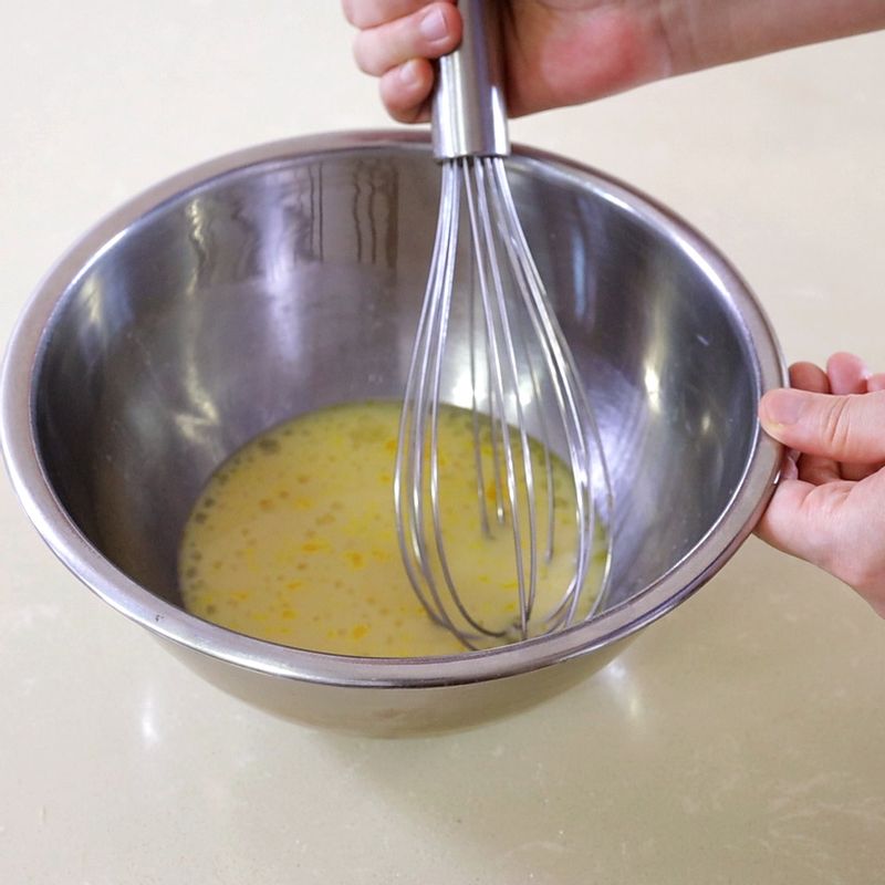 1. 물에 계량한 이스트를 넣고 섞은 뒤 우유와 달걀, 설탕, 소금을 추가해 잘 저어주세요.
2. 순서1에 강력분을 넣고 날가루가 없어질 때까지 가볍게 섞어주세요.
3. 순서2를 랩으로 꼼꼼하게 감싼 후 실온에 15분간 그대로 둡니다. 숙성된 반죽을 꺼내어 반죽해주세요. 무염버터 40g을 추가하여 반죽합니다.