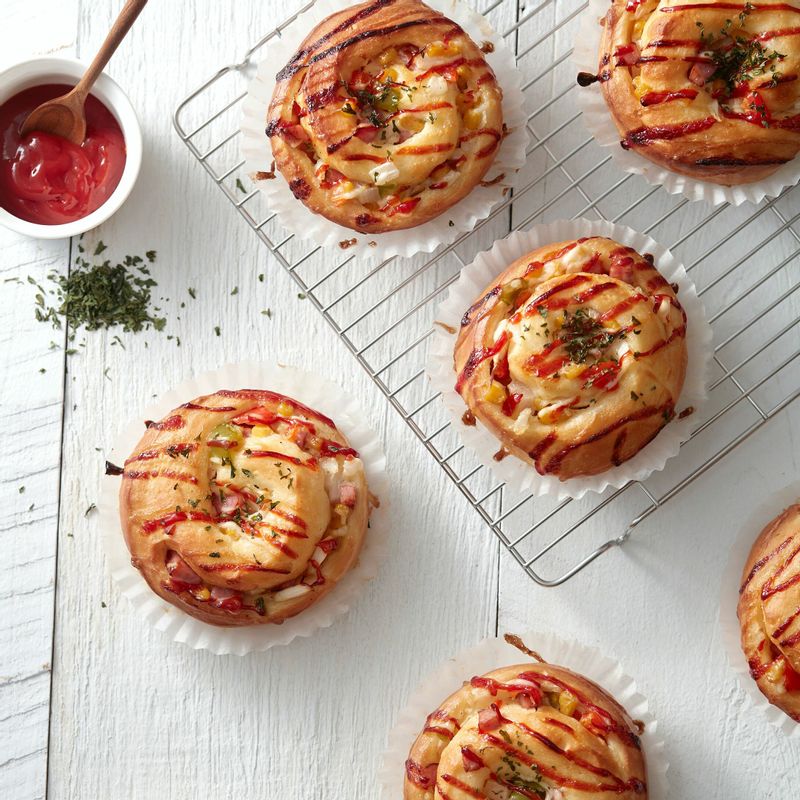 1. 재료를 계량해주세요.
2. 도구를 준비해주세요.
3. 버터는 실온에 미리 꺼내주세요.
4. 달걀은 봄, 가을, 겨울에는 실온에 둔 것을, 여름에는 냉장 보관한 것을 사용해주세요.
5. 중간 발효 시 충전물을 미리 섞어주세요.
6. 머핀 유산지에 기름칠을 해주세요.
7. 노른자와 물을 1:1 비율로 섞어 달걀물을 만들어주세요.
8. 반죽의 2차 발효가 50% 정도 진행된 후 190~195°C로 오븐을 예열해주세요.
마미오븐 tip
충전물 재료들은 미리 0.8cm 크기로 다져서 준비해주세요. 충전물은 사용하기 직전에 버무려야 물이 생기지 않아요. 야채롤에 들어갈 채소들은 취향에 따라 추가하거나 생략 가능합니다.