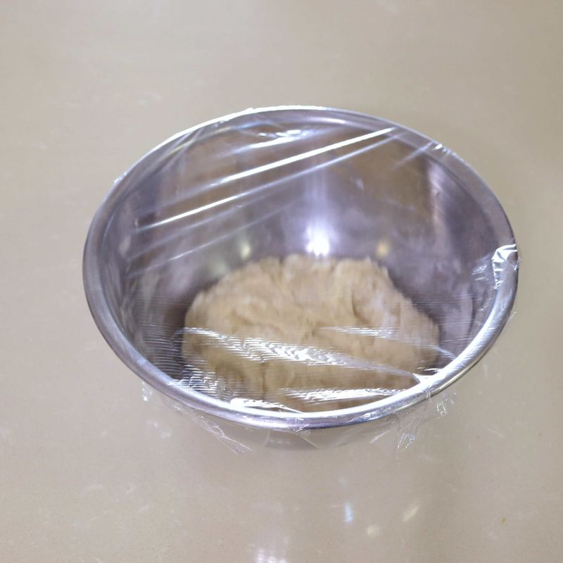 4. 볼에 반죽을 넣고 랩이나 젖은 면포를 덮어 반죽이 마르지 않도록 해주세요.
5. 순서4를 실온에 두고 반죽의 부피가 약 2~3배가 되도록 약 1시간 정도 1차 발효해주세요.