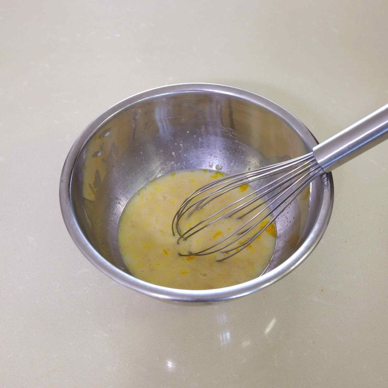 1. 우유에 계량한 이스트를 넣고 섞은 뒤 설탕과 소금, 달걀을 추가하고 잘 저어주세요.
2. 순서1에 강력분을 넣고 날가루가 없어질 때까지 가볍게 섞어주세요.
3. 순서2를 랩으로 꼼꼼하게 감싼 후 실온에 15분 동안 그대로 둡니다. 숙성된 반죽을 꺼내어 반죽해주세요.