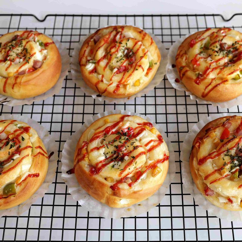 야채롤을 위한 재료 이미지로 강력분,우유,인스턴트 드라이 이스트(고당용),달걀,설탕 등으로 구성 되어있습니다.