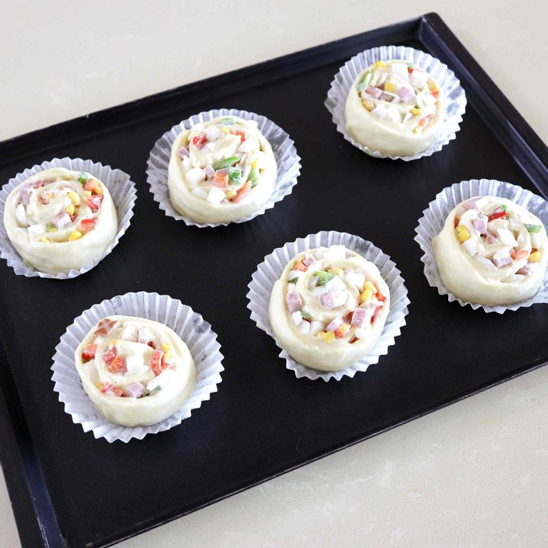 12. 미리 기름을 바른 머핀 유산지 위에 순서11을 올려주세요.
13. 반죽의 표면이 마르지 않도록 랩으로 덮고 부피가 2배가 될 때까지 2차 발효해주세요.