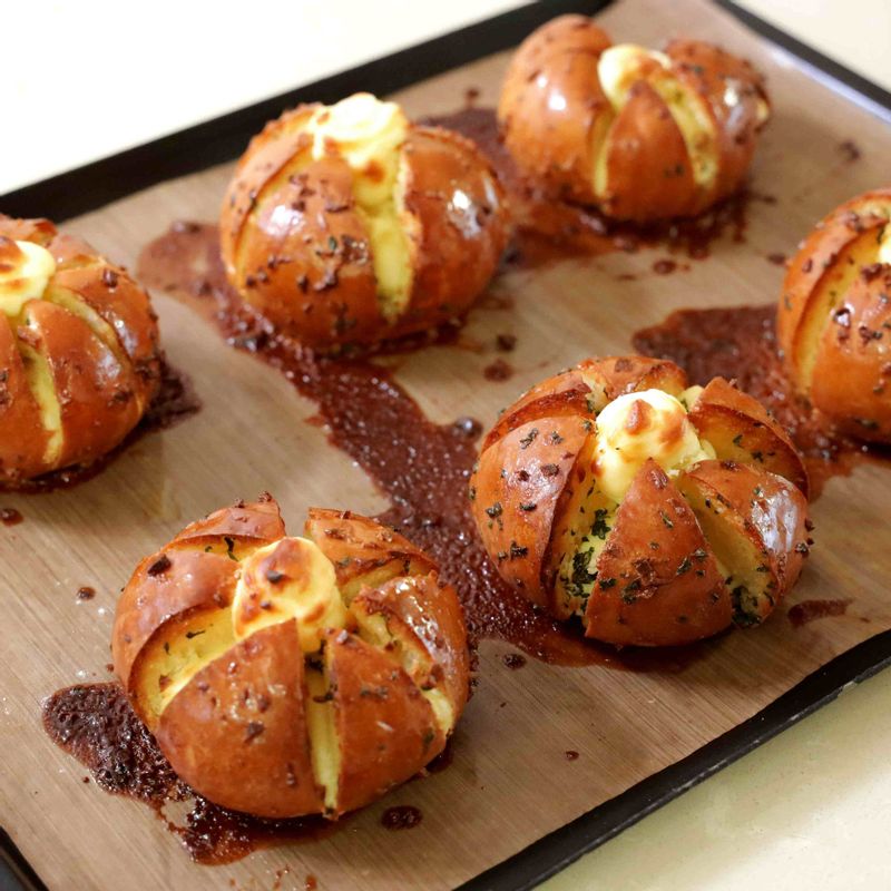 육쪽 마늘빵을 위한 재료 이미지로 강력분,물,인스턴트 드라이 이스트(고당용),우유,설탕 등으로 구성 되어있습니다.