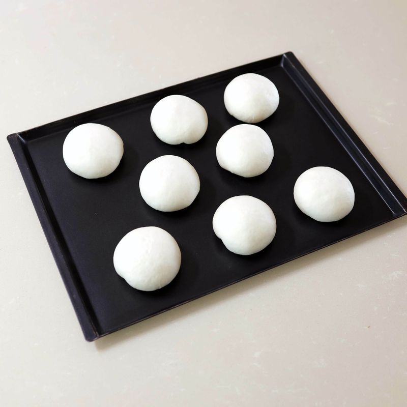 10. 170~180°C로 예열된 오븐에 반죽을 넣고 8~12분 정도 구워주세요.
11. 잘 익은 반죽을 오븐에서 꺼내자마자 팬을 20~30cm 높이로 들고 큰 소리가 날 정도 로 내리쳐 쇼크를 준 후 빵을 식힘망에 올려 식혀주세요.