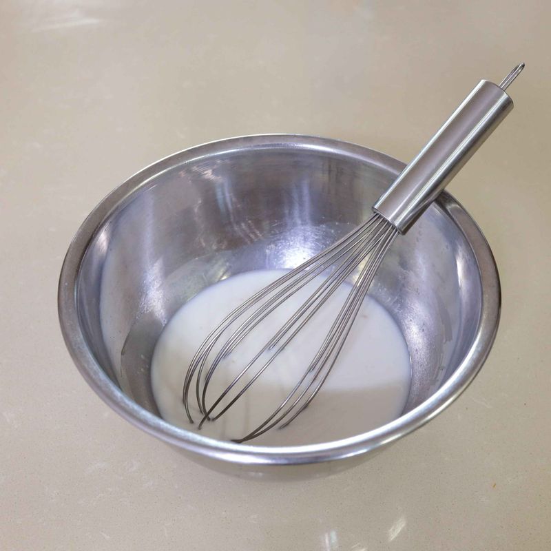 1. 물에 계량한 이스트를 넣고 섞은 뒤 우유와 설탕, 소금을 추가해 잘 저어주세요.
2. 순서1에 강력분을 넣고 날가루가 없어질 때까지 가볍게 섞어주세요.
3. 순서2를 랩으로 꼼꼼하게 감싼 후 실온에 15분 동안 그대로 둡니다. 숙성된 반죽을 꺼내 반죽해주세요.