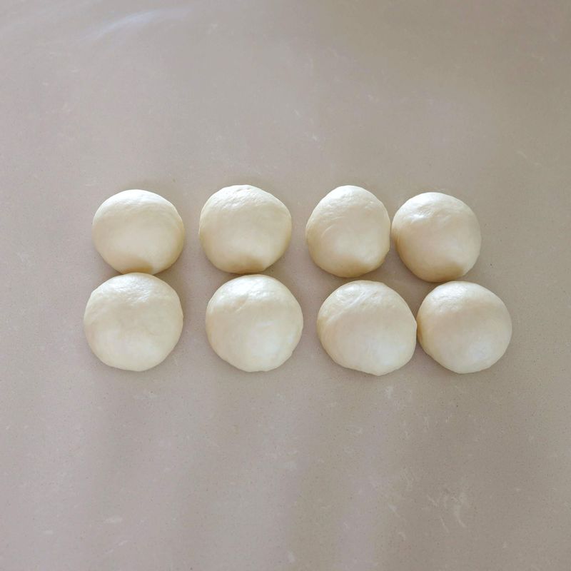 6. 1차 발효를 마친 반죽을 8개로 나눈 후 동글리기 해주세요.
7. 순서6에 랩이나 젖은 면포를 덮은 뒤 실온에서 약 15분간 중간 발효해주세요.