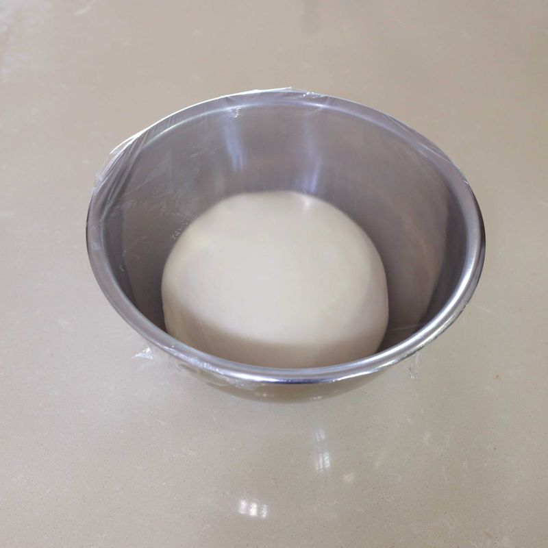 4. 볼에 반죽을 넣고 랩이나 젖은 면포를 덮어 반죽이 마르지 않도록 해주세요.
5. 순서4를 실온에 두고 반죽의 부피가 약 2~3배가 되도록 약 1시간 정도 1차 발효해주세요.