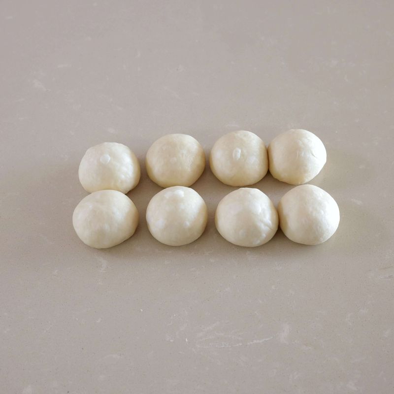 8. 충분히 발효된 반죽을 손으로 가볍게 눌러 가스를 뺀 뒤 아랫부분을 꼼꼼히 여미고 다시 동글리기 해주세요.