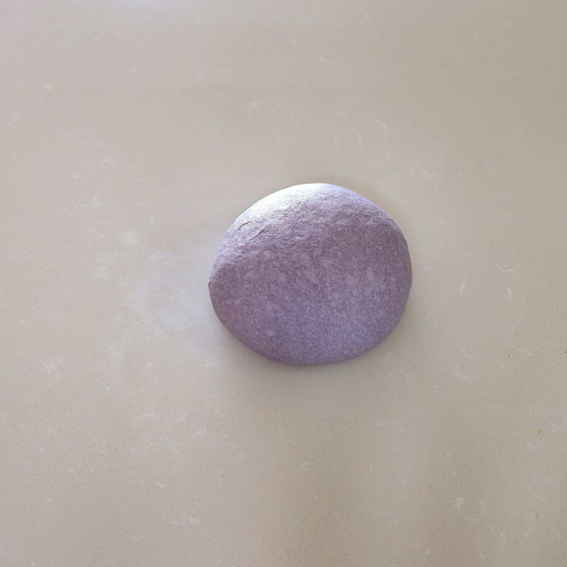 5. 휴지를 마친 반죽을 손으로 눌러 가스를 뺀 후 동글리기 해주세요.
6. 반죽에 랩이나 젖은 면포를 덮은 뒤 실온에서 약 10분간 중간 발효해주세요.