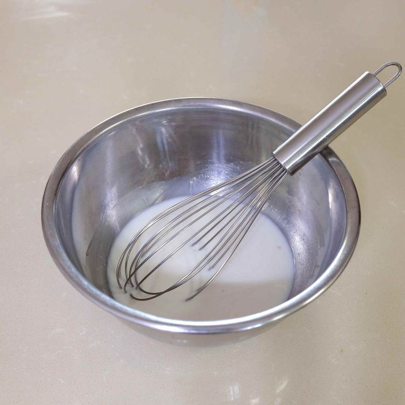 1. 미리 준비한 찐 감자에 우유를 넣고 섞은 후 계량한 이스트와 설탕, 소금을 추가하고 잘 저어주세요.
2. 순서1에 강력분을 넣고 날가루가 없어질 때까지 가볍게 섞어주세요.
3. 순서2를 랩으로 꼼꼼하게 감싼 후 실온에 15분간 그대로 둡니다. 숙성된 반죽을 꺼내어 반죽해주세요.