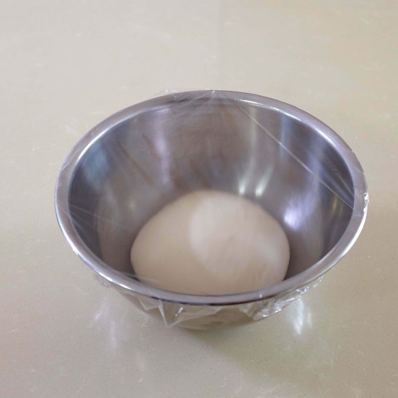 4. 볼에 반죽을 넣고 랩이나 젖은 면포를 덮어 반죽이 마르지 않도록 해주세요.
5. 순서4를 실온에 두고 반죽의 부피가 약 2~3배가 되도록 약 1시간 정도 1차 발효해주세요.