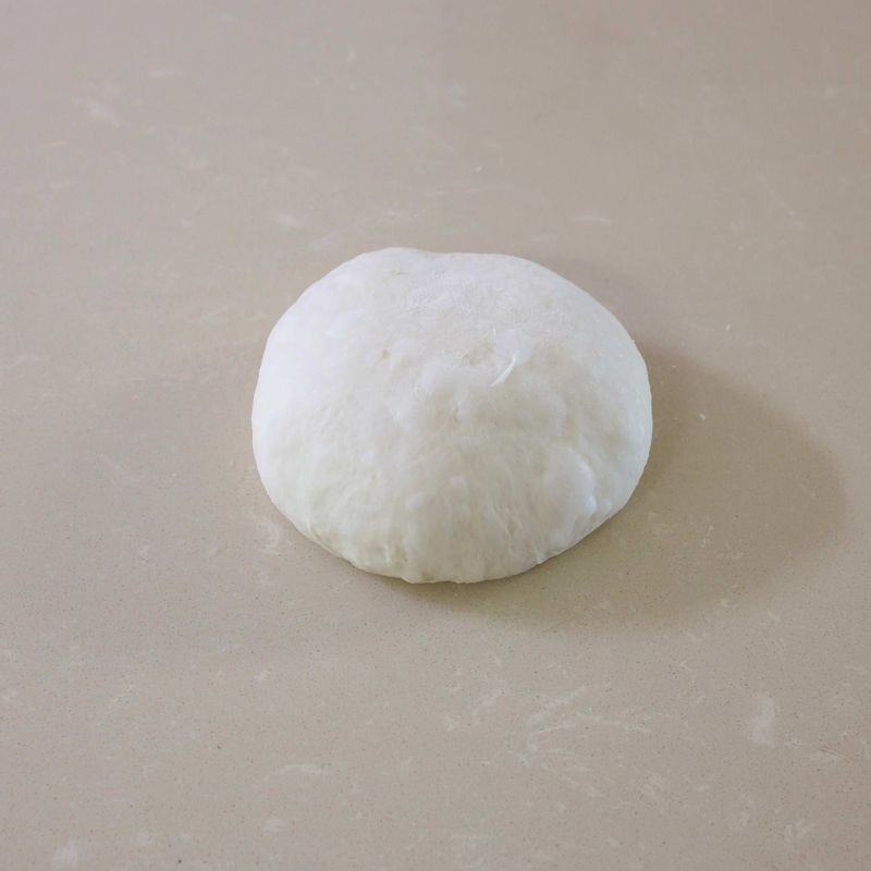 6. 1차 발효를 마친 반죽을 가볍게 눌러 가스를 빼고 동글리기 해주세요.
7. 순서6에 랩이나 젖은 면포를 덮은 뒤 실온에서 약 15분간 중간 발효해주세요.