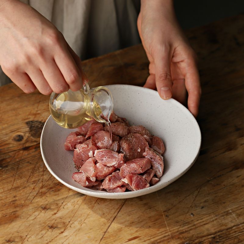 돼지고기는 먹기 좋은 크기로 자르고 후춧가루와 맛술을 넣어 밑간해 주세요.