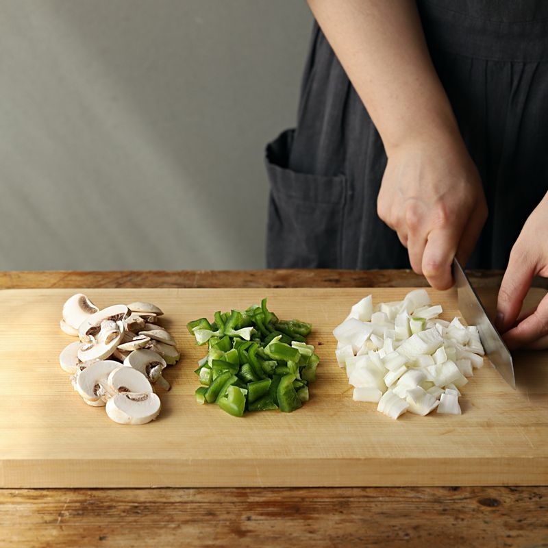 양파, 파프리카는 먹기 좋게 깍뚝 썰어주세요. 양송이는 슬라이스 해주세요.