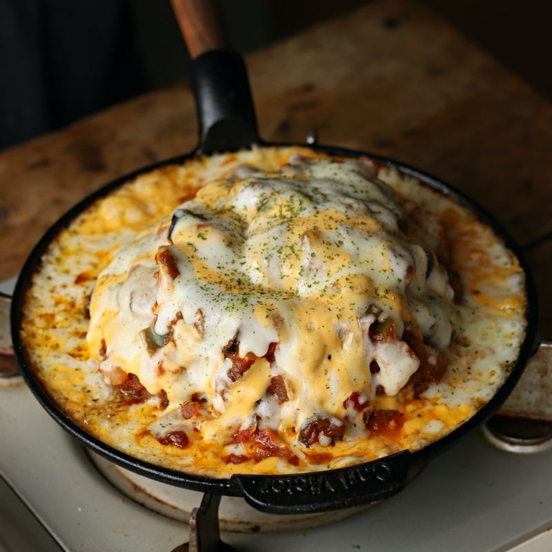 완성된 피자 돈가스에 파슬리 가루를 뿌려 맛있게 즐겨주세요. 기호에 따라 핫소스, 파마산 치즈 가루 등을 곁들여 드세요.