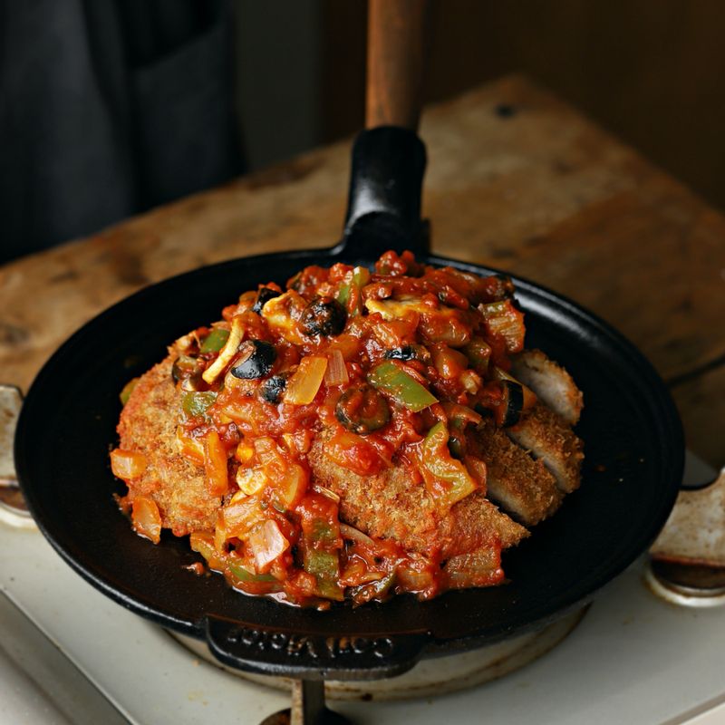 팬에 돈가스를 올린 후 토마토소스를 얹고 피자 치즈를 뿌려주세요. 뚜껑을 덮고 중약불에서 치즈가 녹을 때까지 10~15분 정도 익혀주세요.
(tip. 이지잇 할라피뇨소스를 토마토소스에 뿌려주면 더욱 맛있게 즐길 수 있어요)