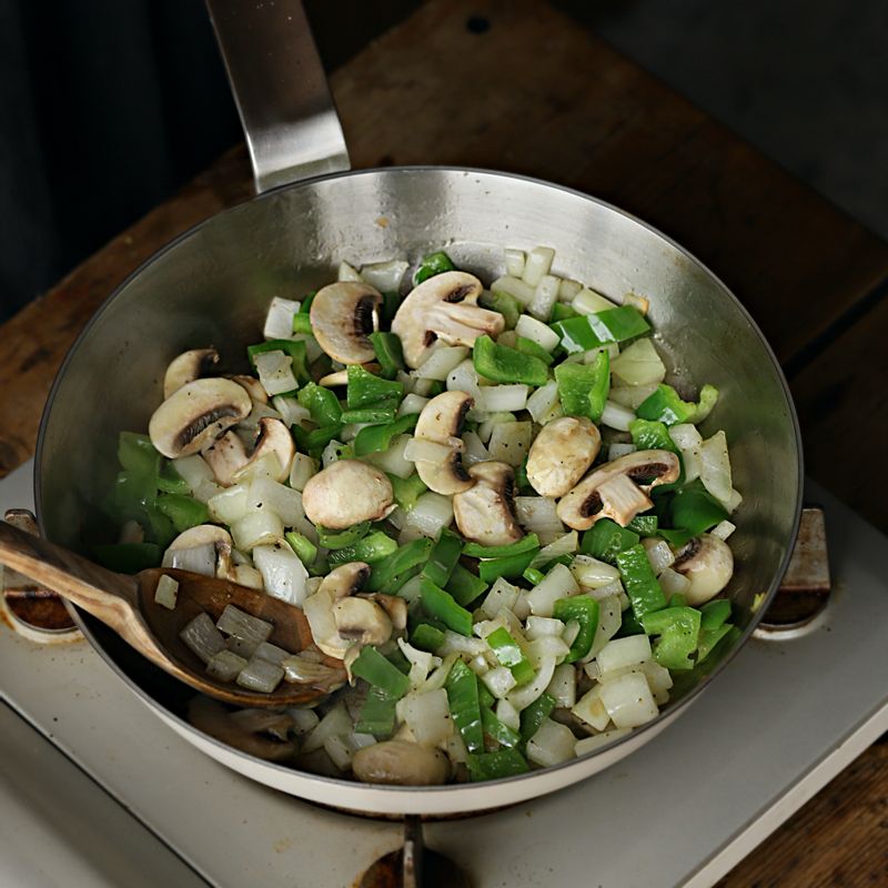 달군 팬에 올리브오일을 두르고 양파, 파프리카, 양송이를 넣고 소금, 후추로 간을 해 볶아주세요.