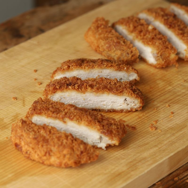 에어프라이기에 돈가스를 넣고 180도에서 앞뒤로 8분씩 돌려주세요.