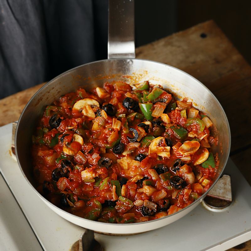 볶은 야채에 토마토소스와 블랙 올리브를 넣고 한 번 더 볶아주세요.