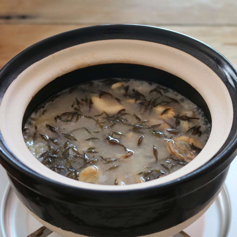 다시마육수를 붓고 밥물 양념 재료를 넣어 센 불에서 끓여주세요. 끓어오르면 약한 불로 줄여 15분간 끓여주세요.