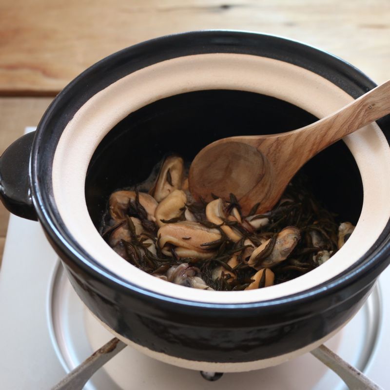 냄비에 참기름을 두르고 홍합살과 톳을 살짝 볶아주세요.