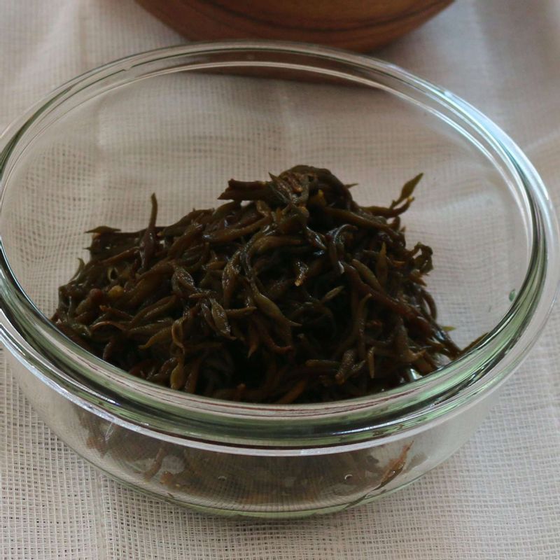 톳은 물에 씻어 줄기를 제거하고 홍합살은 약간의 소금을 넣은 물에 흔들어 씻은 후 물기를 빼주세요.