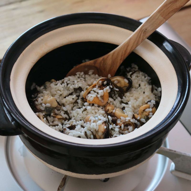 쌀을 넣고 1분간 저어가며 볶아주세요.