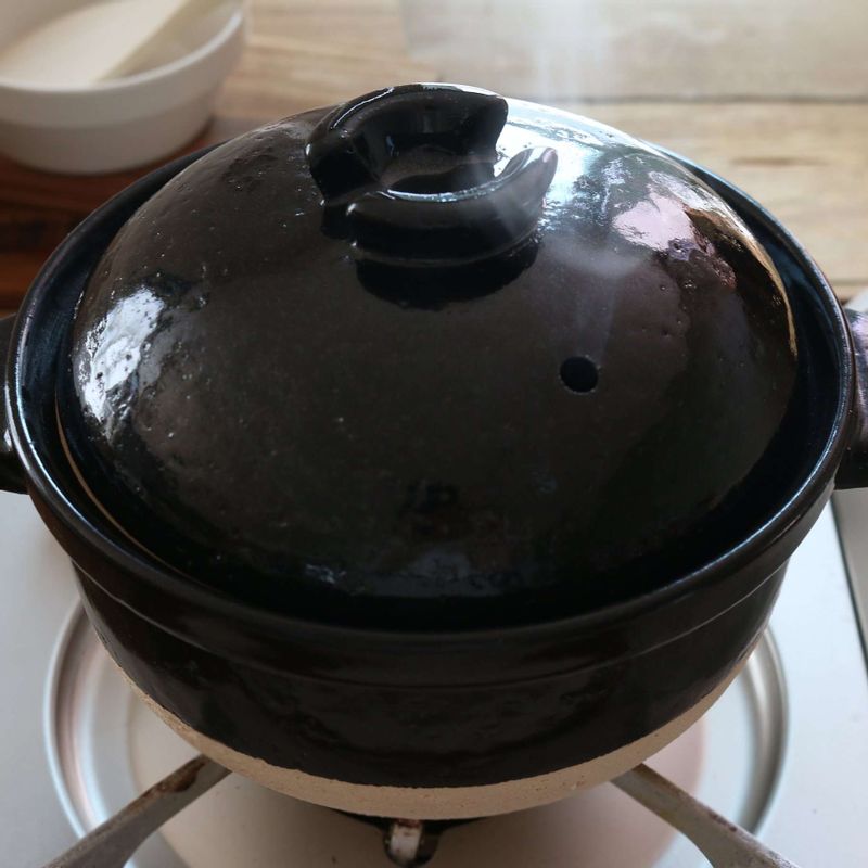 불을 끄고 뚜껑을 닫른 채로 10분간 뜸을 들여주세요.