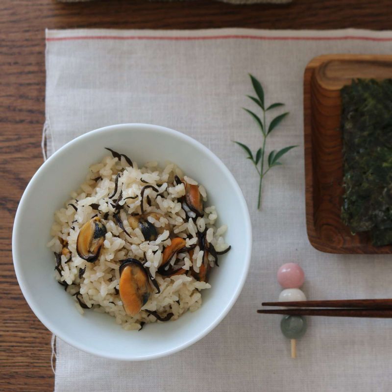 영양부추를 1cm 길이로 썰어 양념 간장 재료와 섞은 후 곁들여 내주세요.