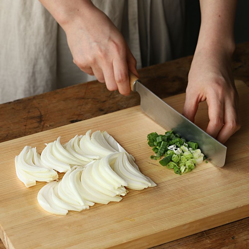 양파는 채를 썰고, 쪽파는 송송 썰어주세요. 볼에 달걀을 담아 풀어주세요.