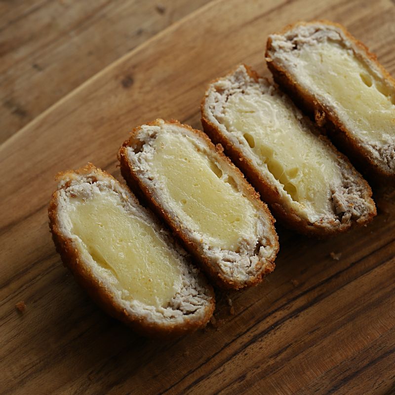 에어프라이기에 치즈 돈가스를 넣고 180도에서 앞뒤로 8분씩 돌려주세요.