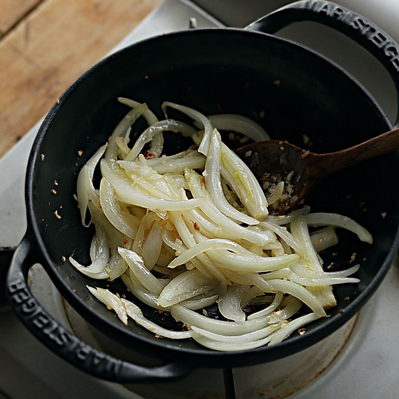 뚝배기 또는 냄비에 기름을 살짝 두르고 다진 마늘과 양파를 3분 정도 볶다가 양념 재료를 넣어 섞어주세요.