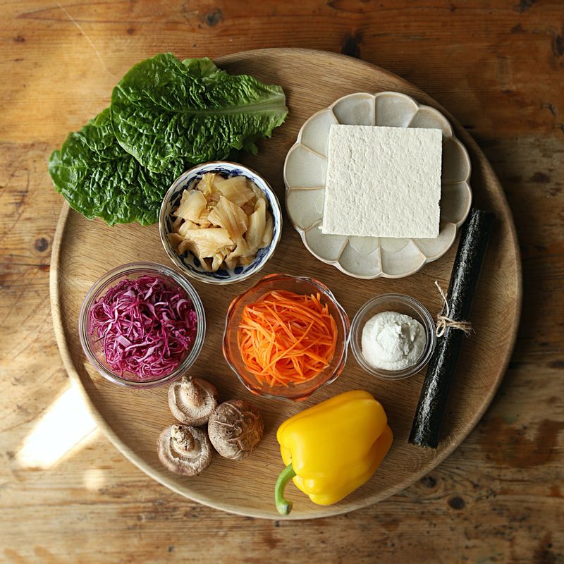 접어먹는 채식 김밥을 위한 재료 이미지로 김밥용 김,현미밥,올리브오일,전분,상추 등으로 구성 되어있습니다.