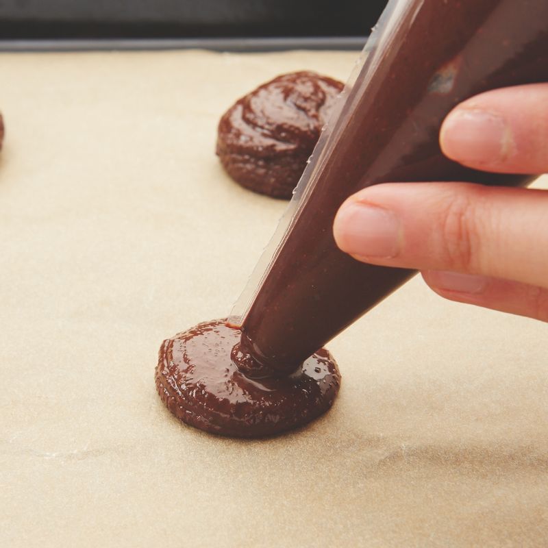 브라우니 쿠키을 위한 재료 이미지로 다크커버처 초콜릿,버터(또는 식용유),황설탕(또는 설탕),소금,달걀 등으로 구성 되어있습니다.