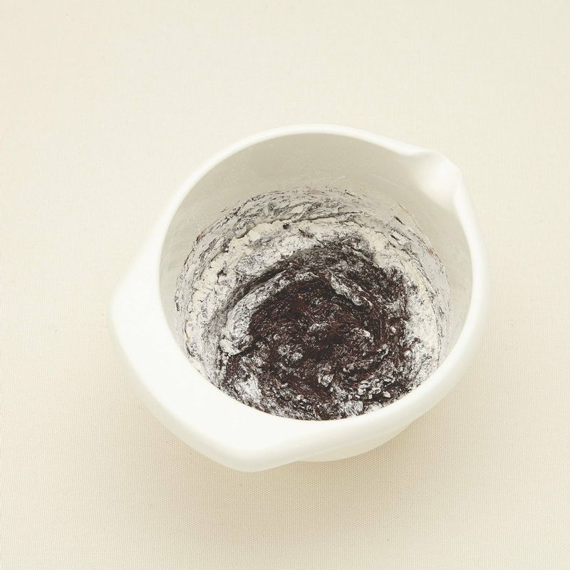 4. 체 친 박력분, 베이킹파우더를 넣고 완전히 섞일 때까지 거품기로 섞어주세요.
5. 초코칩을 넣고 주걱으로 가볍게 섞어주세요.
6. 유산지를 깐 오븐 팬에 숟가락 2개를 이용하여 같은 양의 반죽을 일정한 간격으로 올려주세요.
(tip. 쿠키가 구워지면서 조금씩 퍼지니 사방 2cm 간격을 두세요.)
7. 손가락으로 윗부분을 살짝 다듬어 동그란 모양으로 만들어주세요.
(tip. 반죽을 짤주머니에 담고 동그랗게 짜도 돼요.)