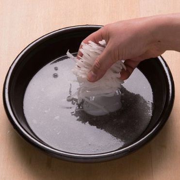 2. 배춧잎은 깨끗이 씻어서 칼집을 넣은 무와 함께 굵은 소금물에 절이고, 무 1개는 3㎝ 길이로 곱게 채썰어주세요.