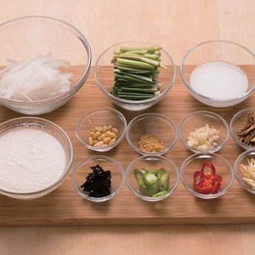 석류 김치을 위한 재료 이미지로 무,배춧잎,굵은 소금,미나리,실파 등으로 구성 되어있습니다.