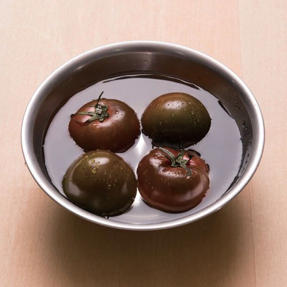 2. 토마토는 이물질을 제거하고 깨끗하게 씻어 주세요.