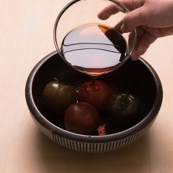 4. 깨끗하게 손질한 토마토를 6등분 한 뒤, 장아찌 소스를 뜨거울 때 붓고 2~3일 간 숙성시켜 주세요.