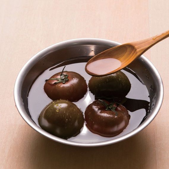 3. 깨끗이 씻은 토마토에 물을 잠길 정도로 붓고, 식초 1큰술을 넣어 5분간 담갔다가 깨끗한 물에 씻어 주세요.