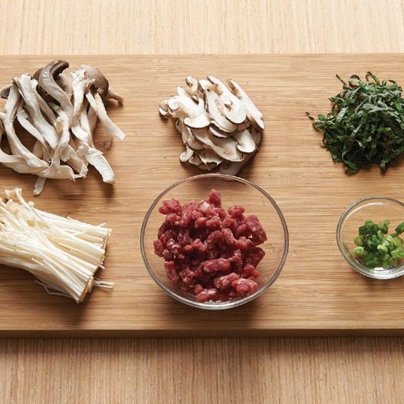 통현미 버섯 비빔밥을 위한 재료 이미지로 현미밥,느타리버섯,표고버섯,깻잎,팽이버섯 등으로 구성 되어있습니다.